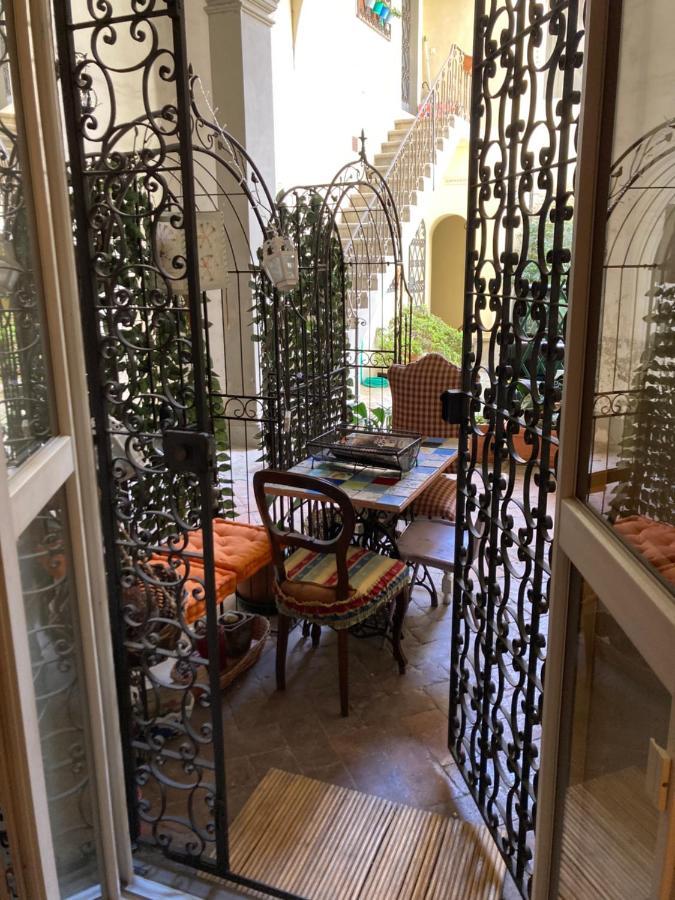 Hand Decorated House With Court Florence Luaran gambar